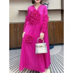 丸いネックデザインのエレガントなプリーツ長スカート、3次元のフリル花装飾を特徴として、ポリエステル製のAラインカットで腹を隠す、すべてのシーズンに適しています。